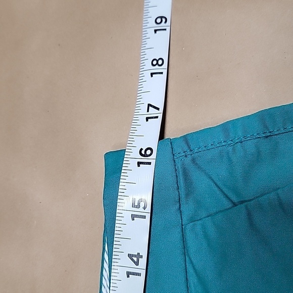 Old Navy Size 6 Dark Teal Green/Blue "Everyday Short", Excellent Used Condition - Picture 6 of 10